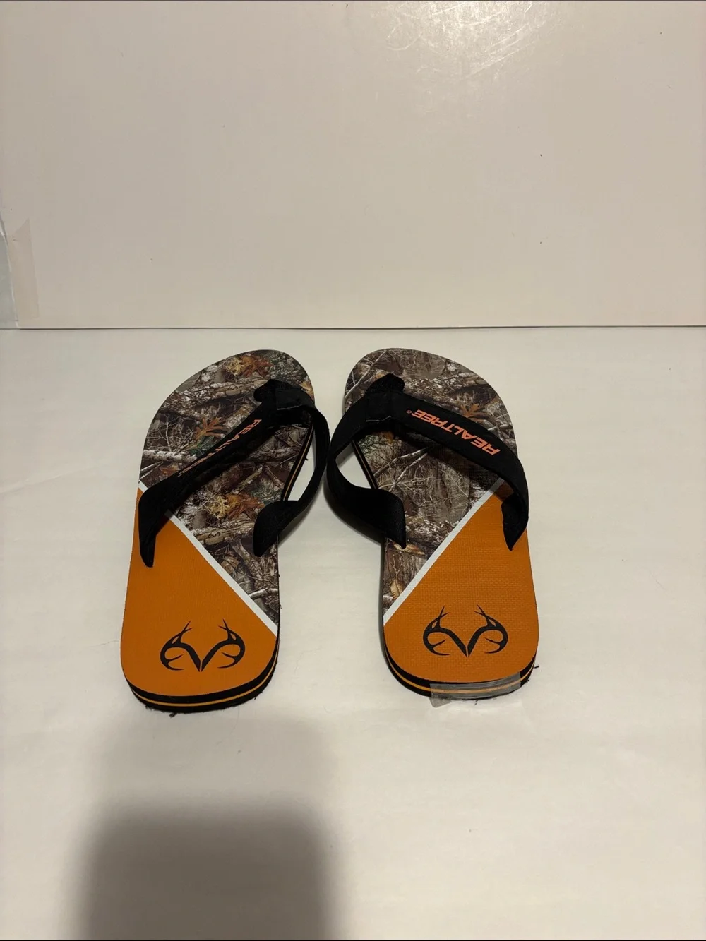 Real Tree flip flops NWOT medium